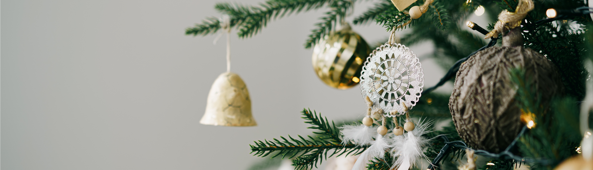 weihnachtsbaum-verziert-mit-weissen-und-goldenen-kugeln-hautnah.jpg weihnachtsbaum-verziert-mit-weissen-und-goldenen-kugeln-hautnah.jpg